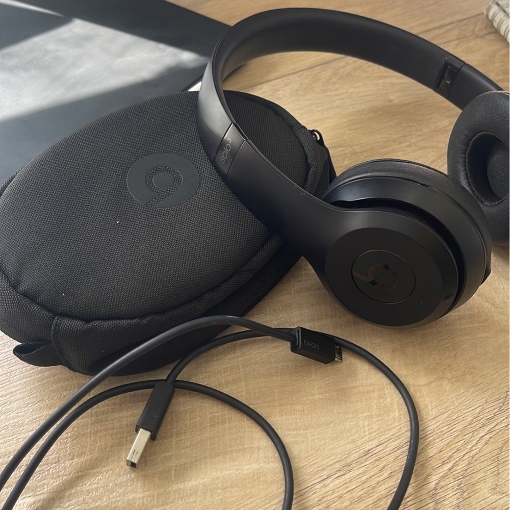 Beats by Dr. Dre Beats Solo³ Wireless in Black on ear